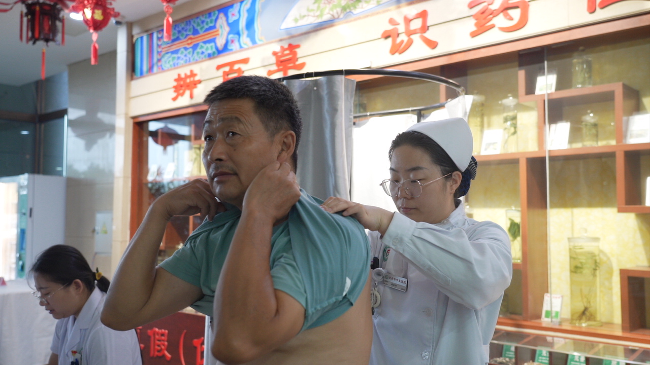 迁安市中医医院的医务人员为群众贴“三伏贴”。郭强摄