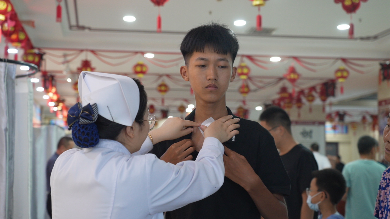 迁安市中医医院的医务人员为群众贴“三伏贴”。李伟摄