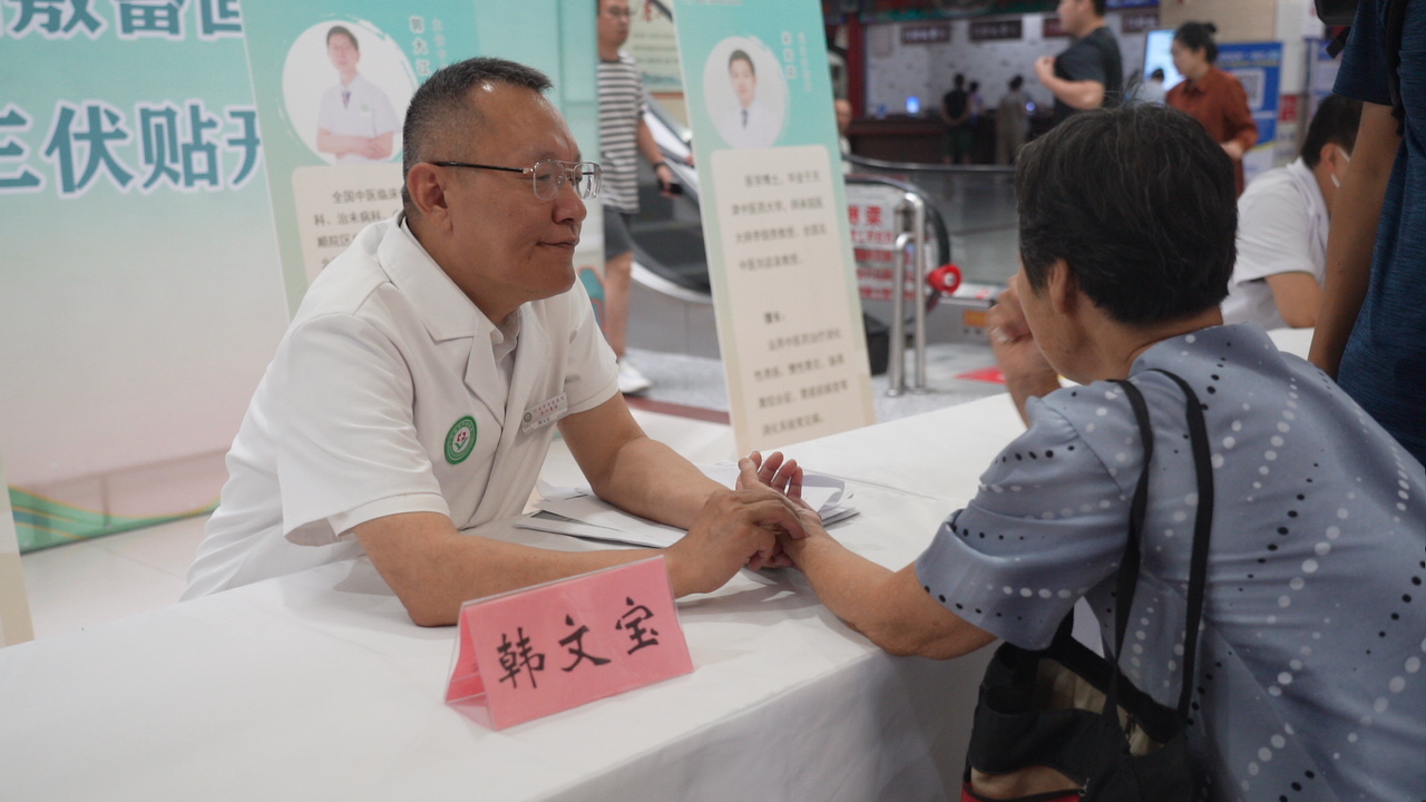 迁安市中医医院的医务人员为群众义诊。郭强摄