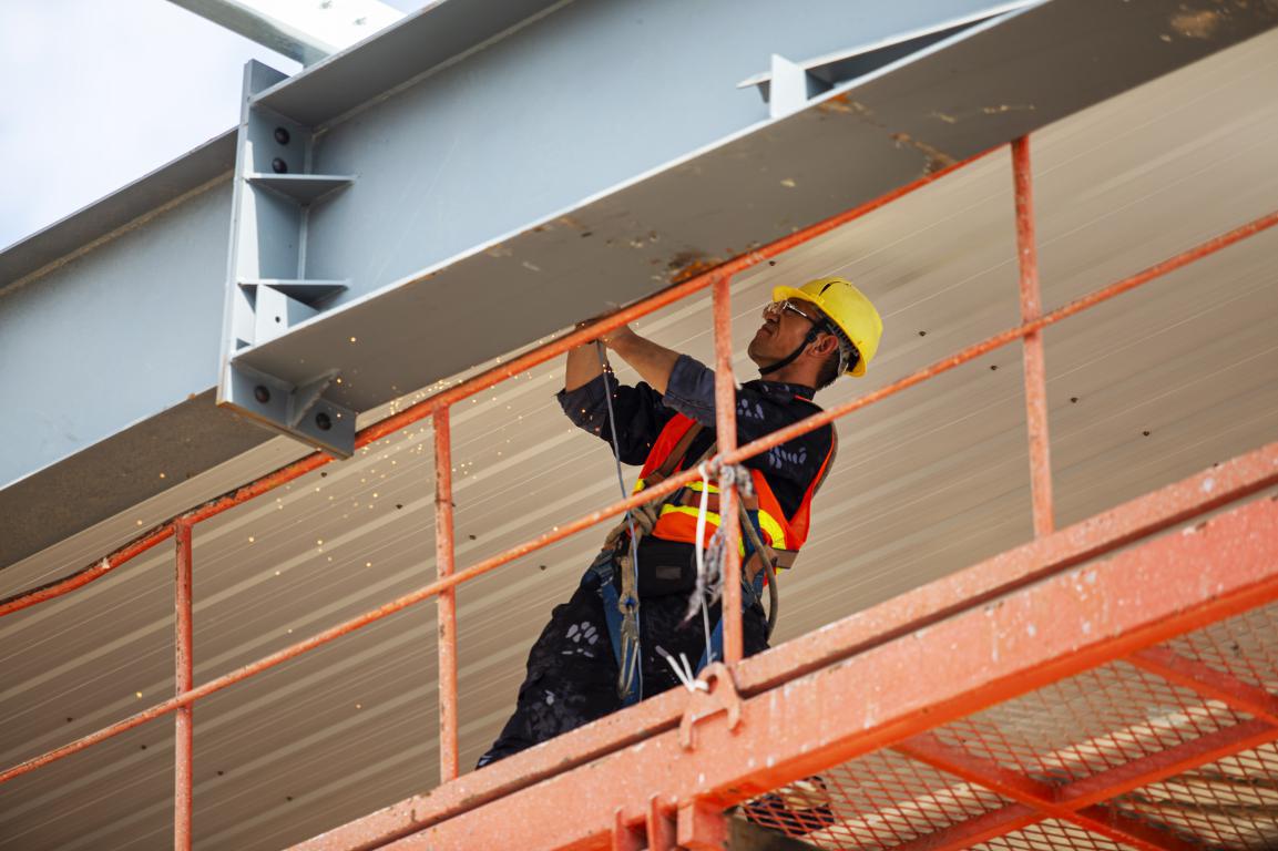 7月21日，河北省邯郸市复兴经济开发区产业园，中材(邯郸)新材料项目建设工地，工人正在紧张施工。聂长青摄