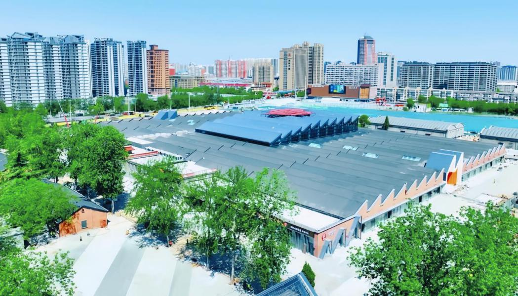 联产车间是织音1953项目中占地面积最大的一栋建筑，目前已是多家首店入驻激发潮流消费的“新磁场”。张震供图