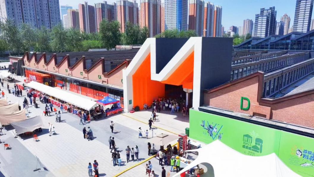 联产车间是织音1953项目中占地面积最大的一栋建筑，目前已是多家首店入驻激发潮流消费的“新磁场”。张震供图