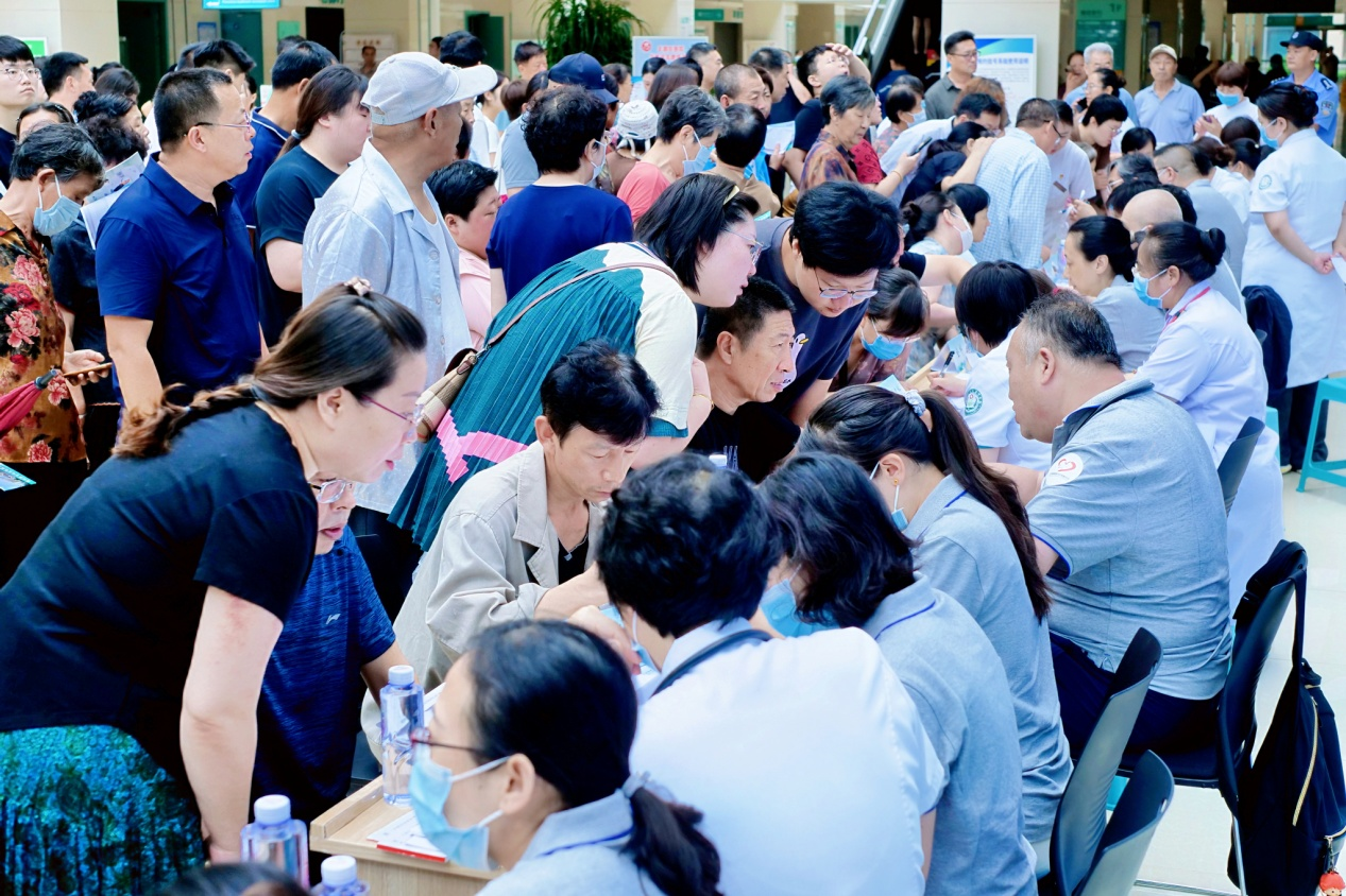 北京安贞医院的专家为丰南区百姓义诊的活动现场。崔光摄