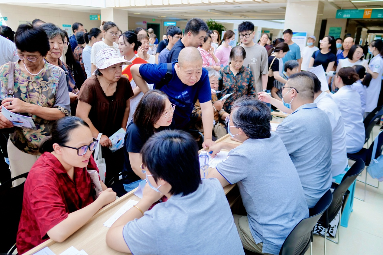 北京安贞医院的专家为丰南区百姓义诊的活动现场。崔光摄