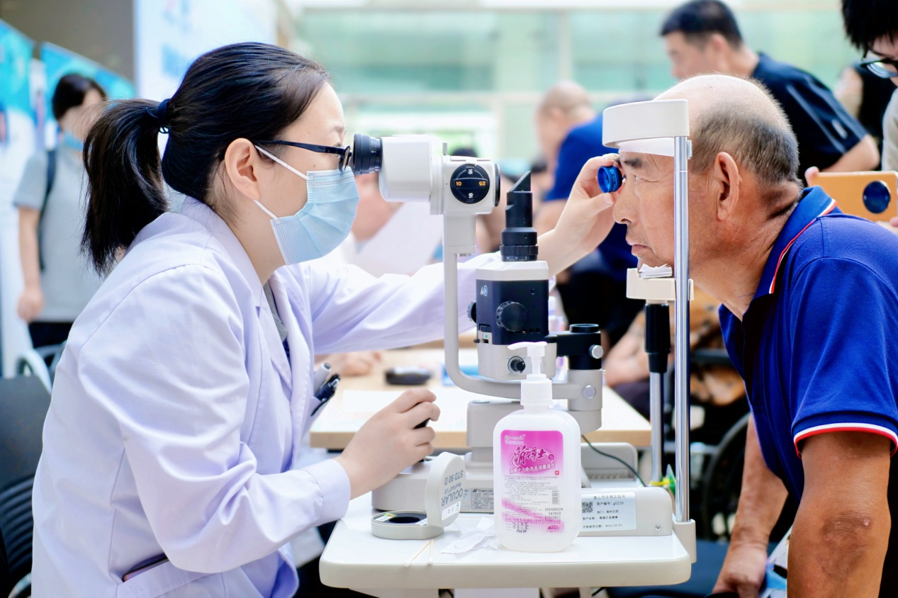 北京安贞医院的专家为丰南区百姓义诊的活动现场。崔光摄