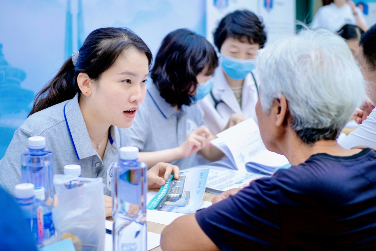 北京安贞医院的专家为丰南区百姓义诊的活动现场。崔光摄