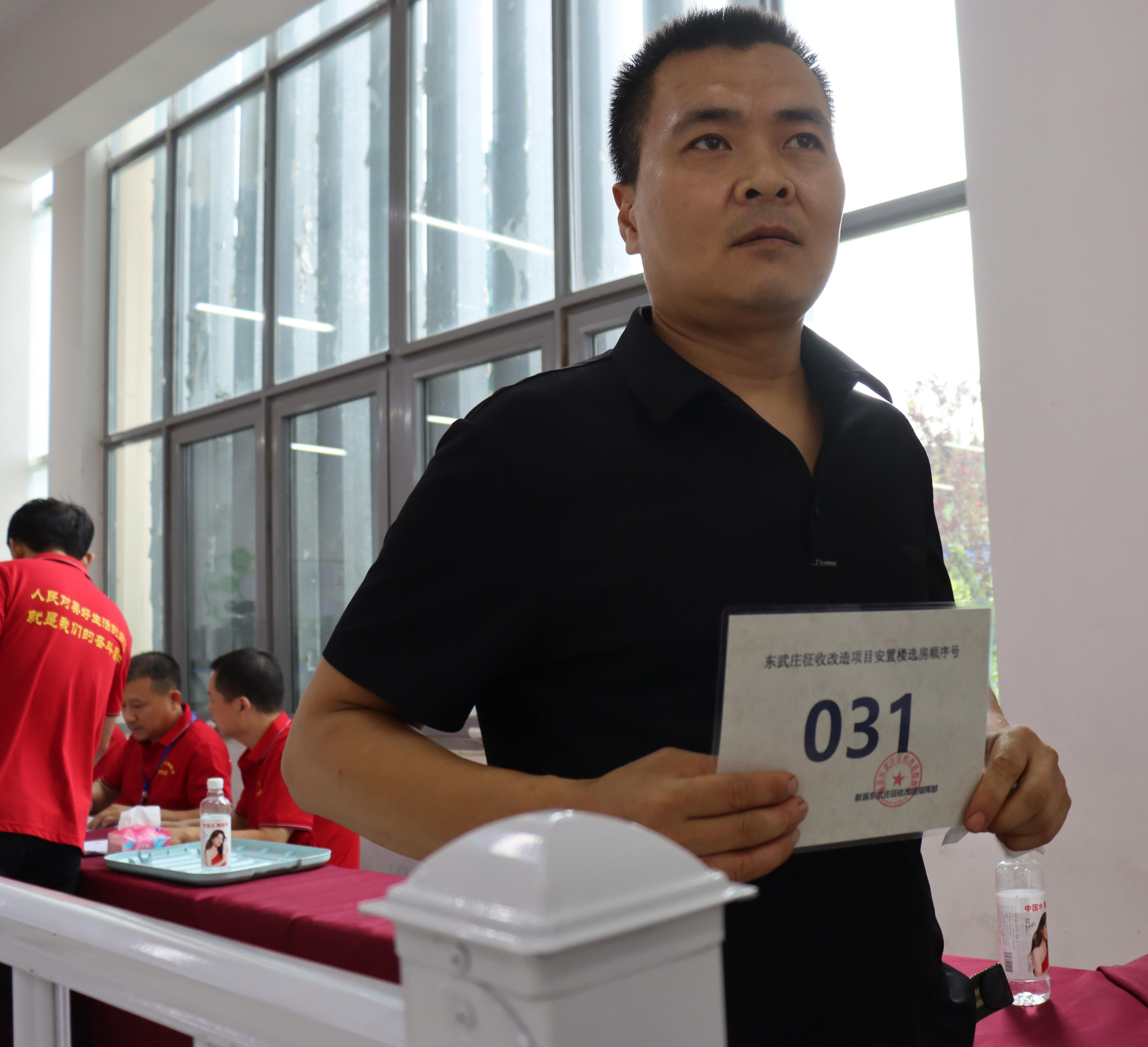 村民成功签约。李谦摄