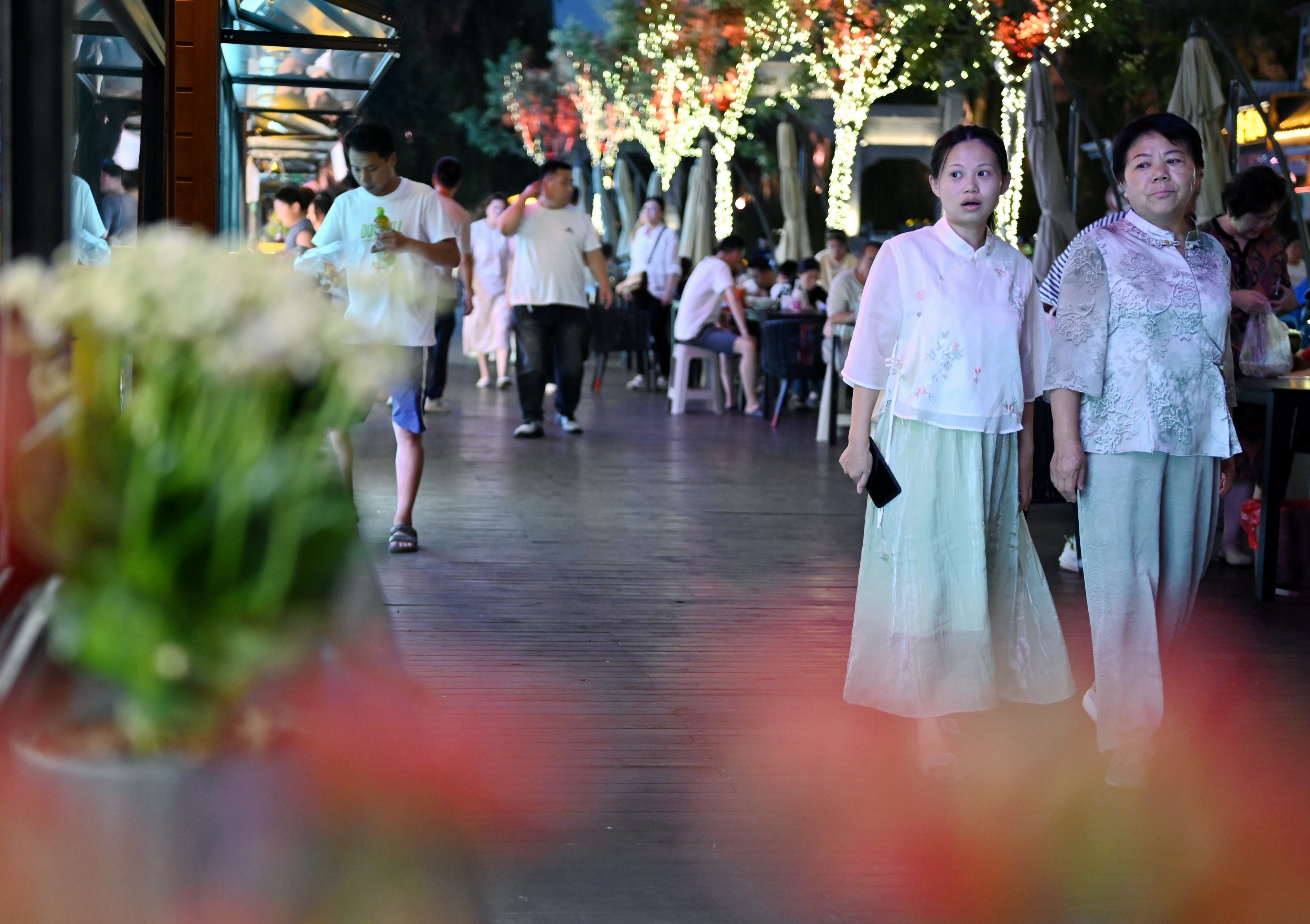 学步桥夜市。段晨曦摄