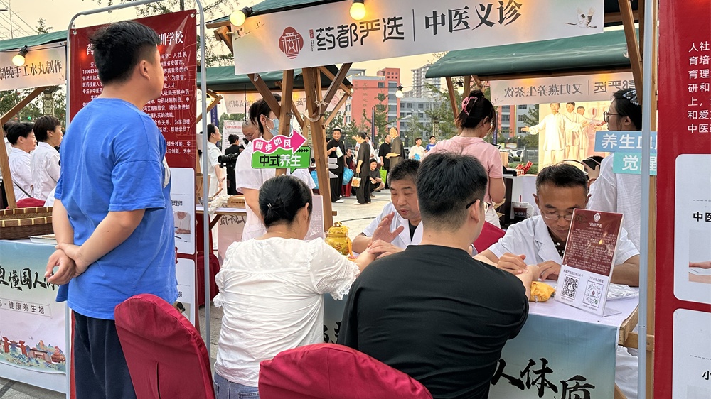 义诊区中医把脉问诊。李青默摄