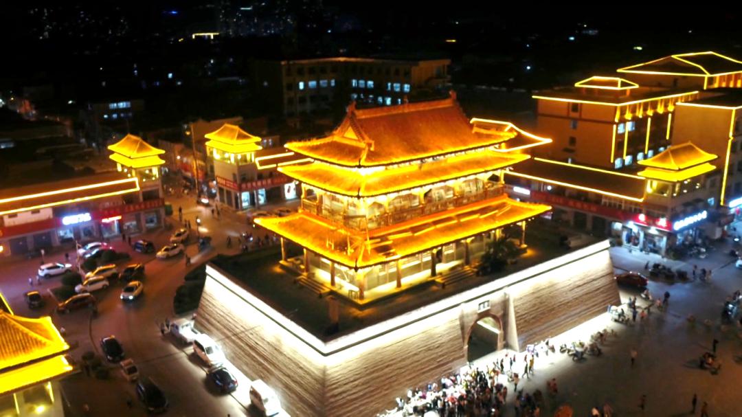 磁县鼓楼广场灯光璀璨。磁县融媒体中心供图
