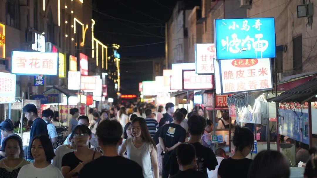 磁县鼓楼广场每到夜晚热闹非凡。磁县融媒体中心供图