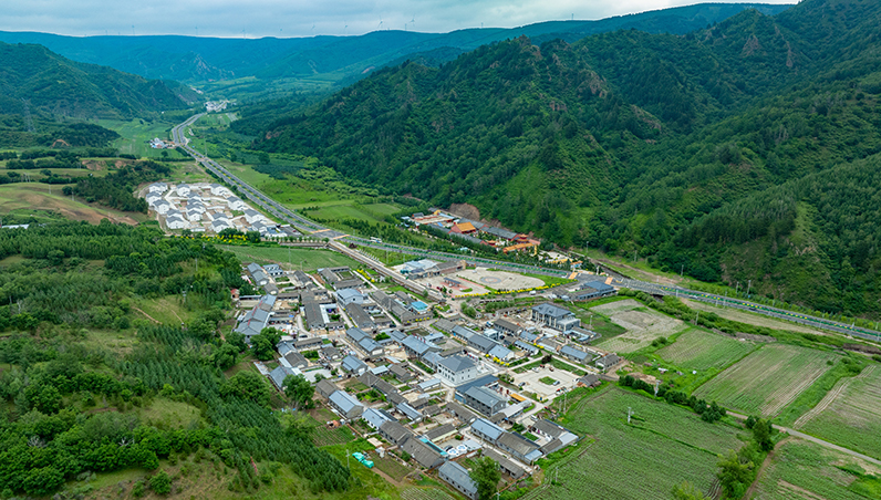 行进中国丨牛棚变民宿 村民共致富围场森林宿集生态文化建设项目依托特色自然山水森林景观，结合当代美学形式，打造生态农庄、农业研学村落等综合型生态文化旅游打卡点。