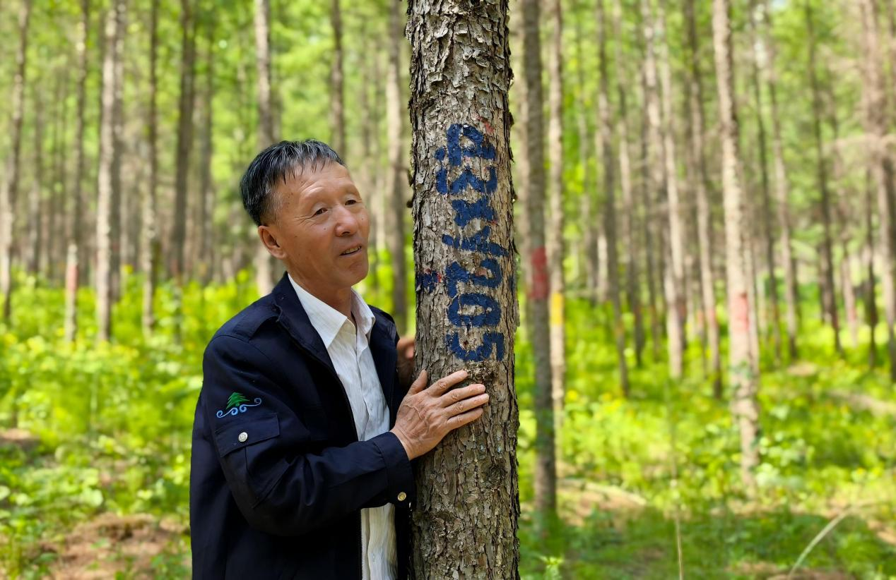 袁德水和以他名字命名的树。胡洪月摄