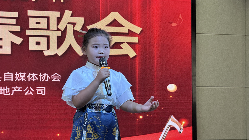 曲周“暑期少儿才艺嘉年华”活动现场，小朋友在表演朗诵。暴世博摄