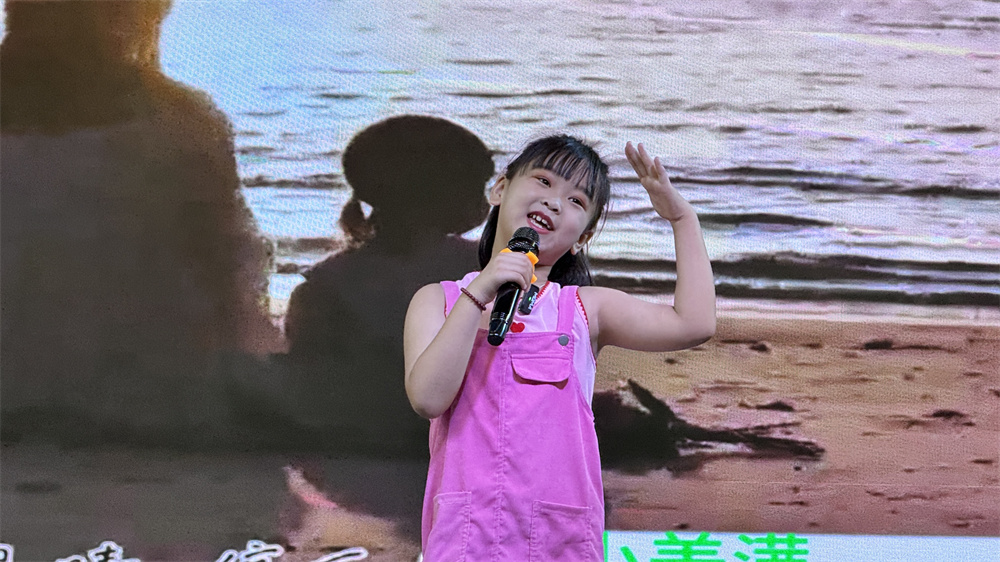 曲周“暑期少儿才艺嘉年华”活动现场，小朋友在演唱歌曲。暴世博摄