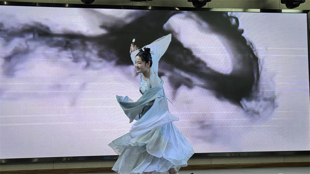 曲周“暑期少儿才艺嘉年华”活动现场,小朋友在演出舞蹈。暴世博摄