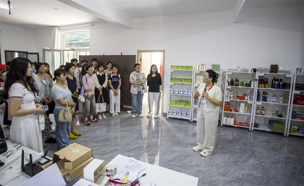 7月25日，河北省邯郸市复兴区户村镇齐村，返乡大学生在参观直播基地，听取主播介绍直播经验。聂长青摄