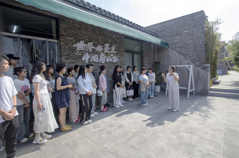 7月25日,河北省邯郸市复兴区户村镇齐村,返乡大学生在参观直播基地,听取主播介绍直播经验。聂长青摄