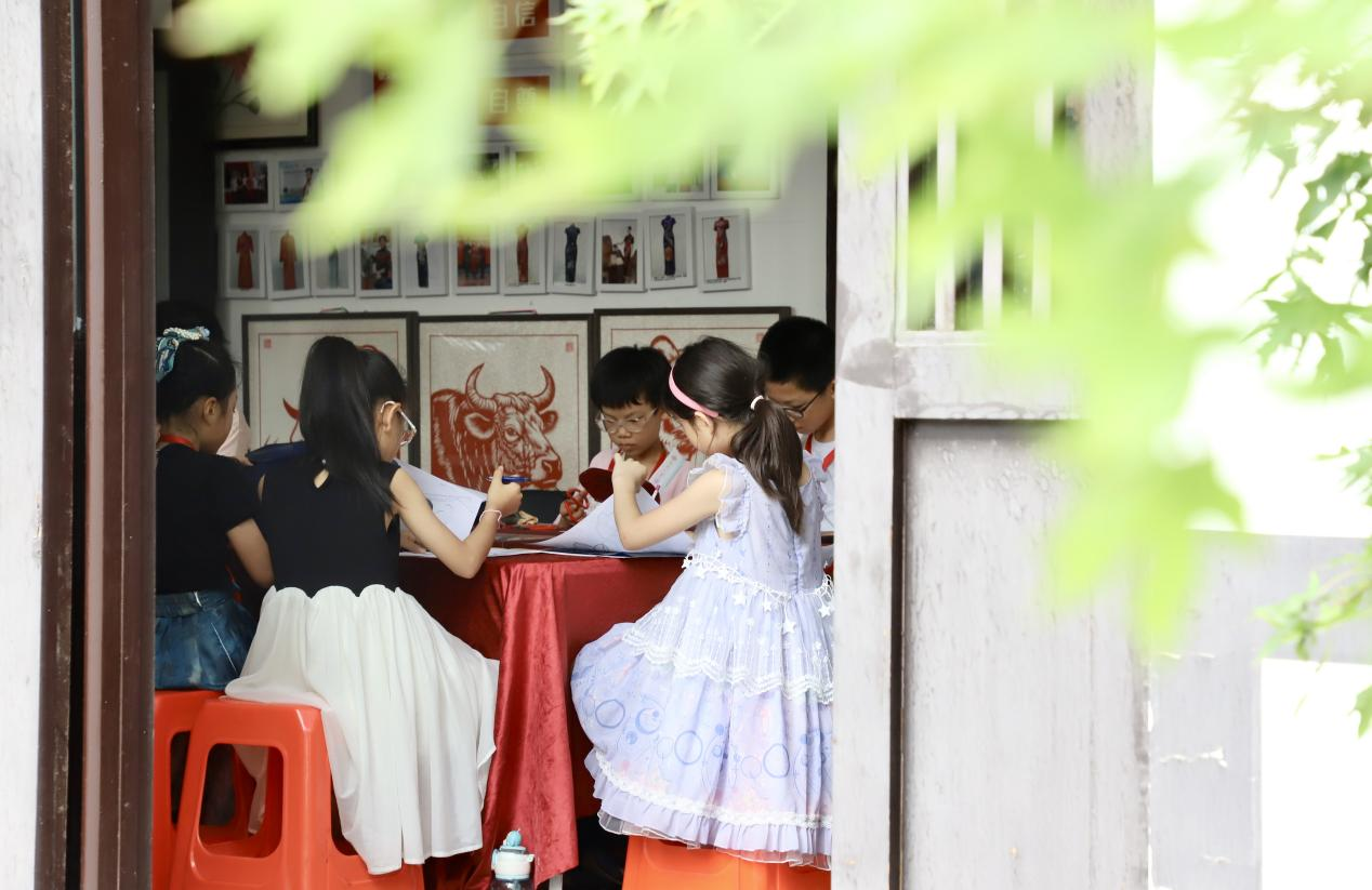 孩子们认真制作非遗布贴画。陈雷摄