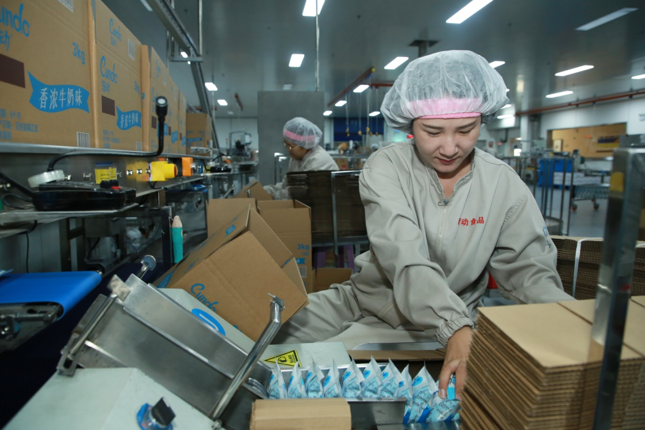 7月22日，在河北省青县某食品厂工人正在将产品进行装箱。殷实摄