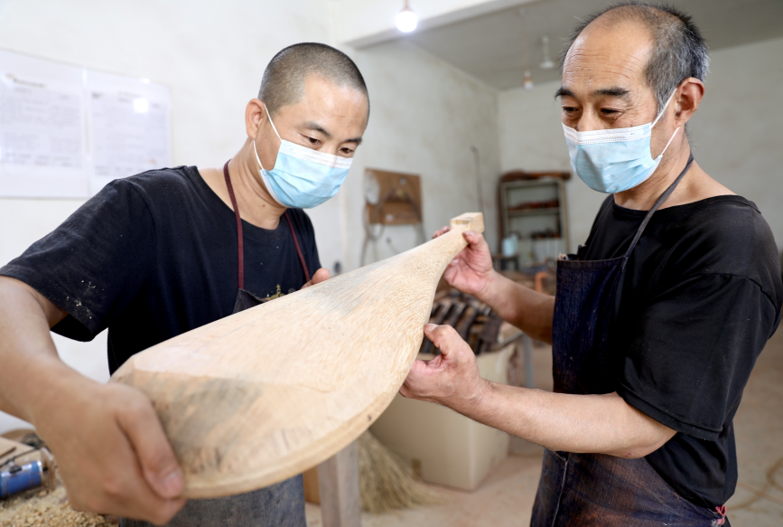 工人在生产车间内交流制作技艺。刘巨雷摄