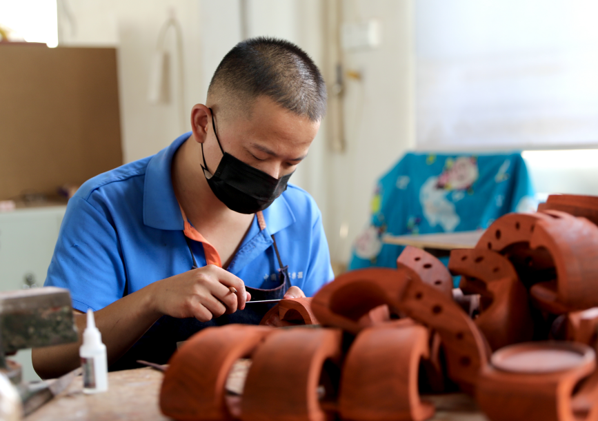 工人在生产车间内制作琴头。刘巨雷摄