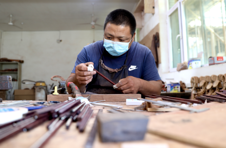 工人在生产车间内制作乐器配件。刘巨雷摄