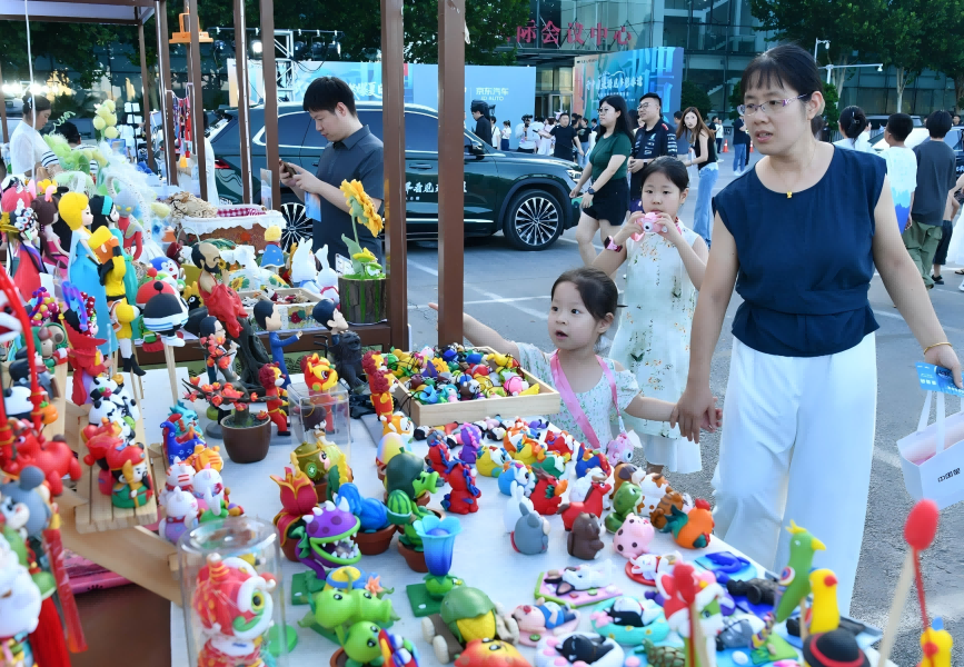 7月26日，市民在非遺市集上挑選面塑作品。苑立偉攝