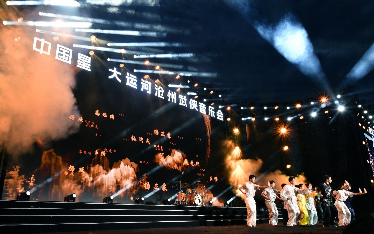 7月26日，武術運動員在大運河滄州武俠音樂會上做精彩表演。苑立偉攝