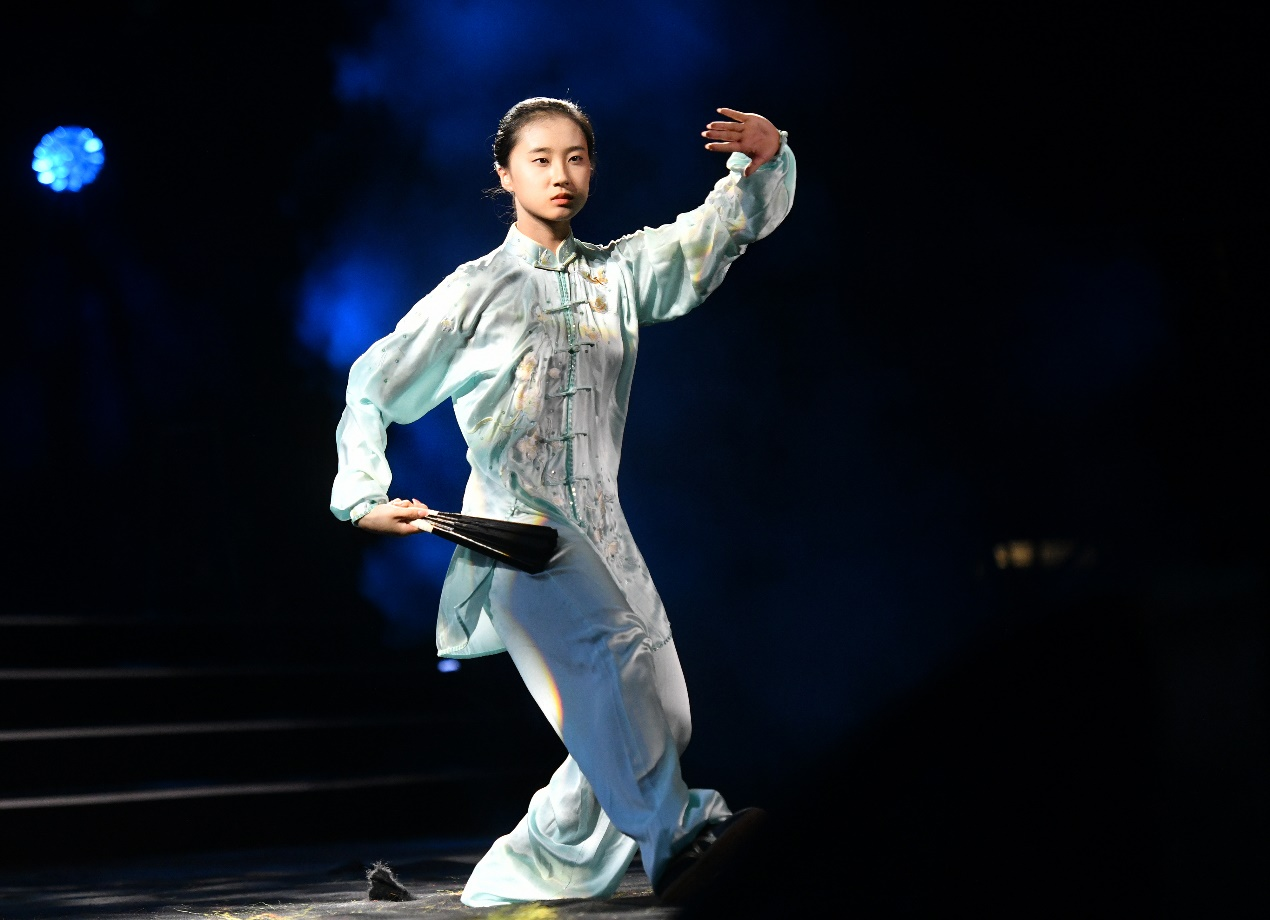 7月26日，武術運動員在大運河滄州武俠音樂會上做精彩表演。苑立偉攝