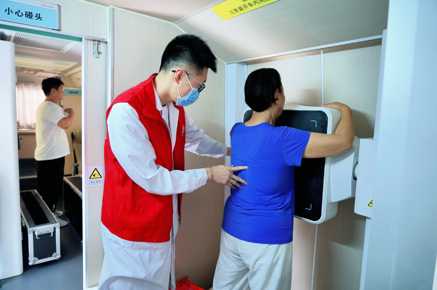 “百名专家进社区”志愿义诊活动现场。李福政摄