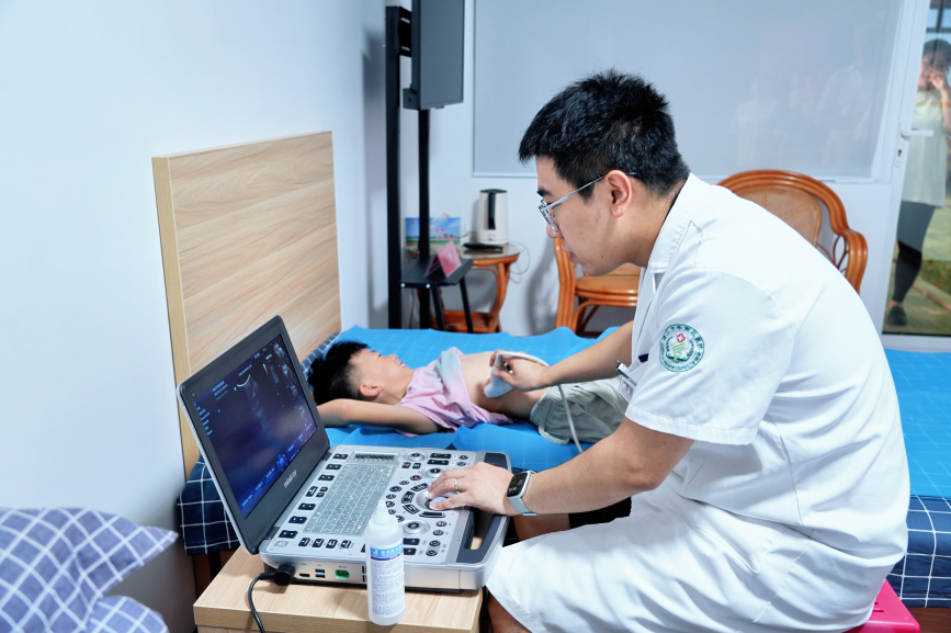 “百名专家进社区”志愿义诊活动现场。李福政摄