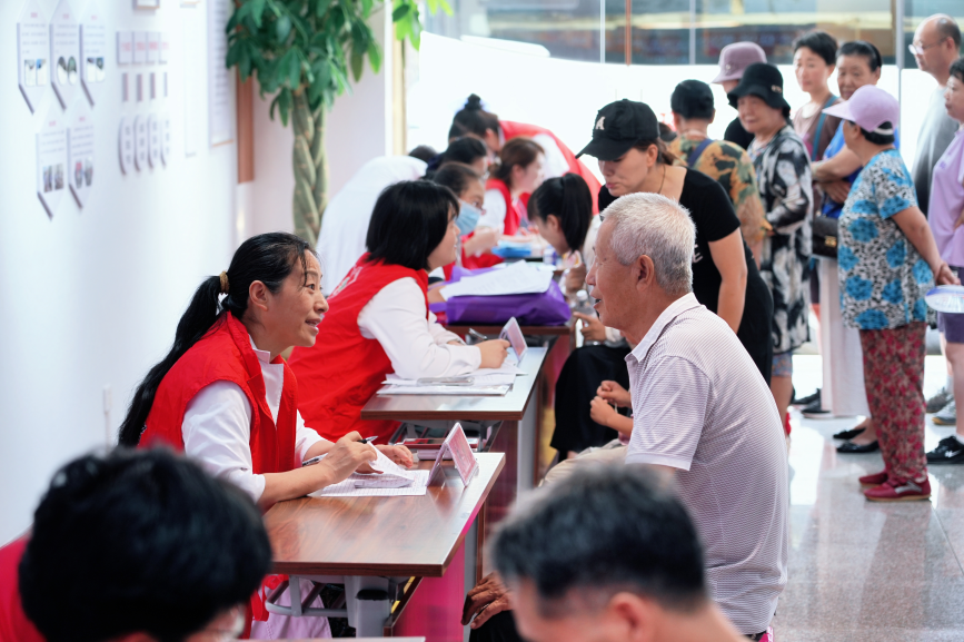 “百名专家进社区”志愿义诊活动现场。李福政摄