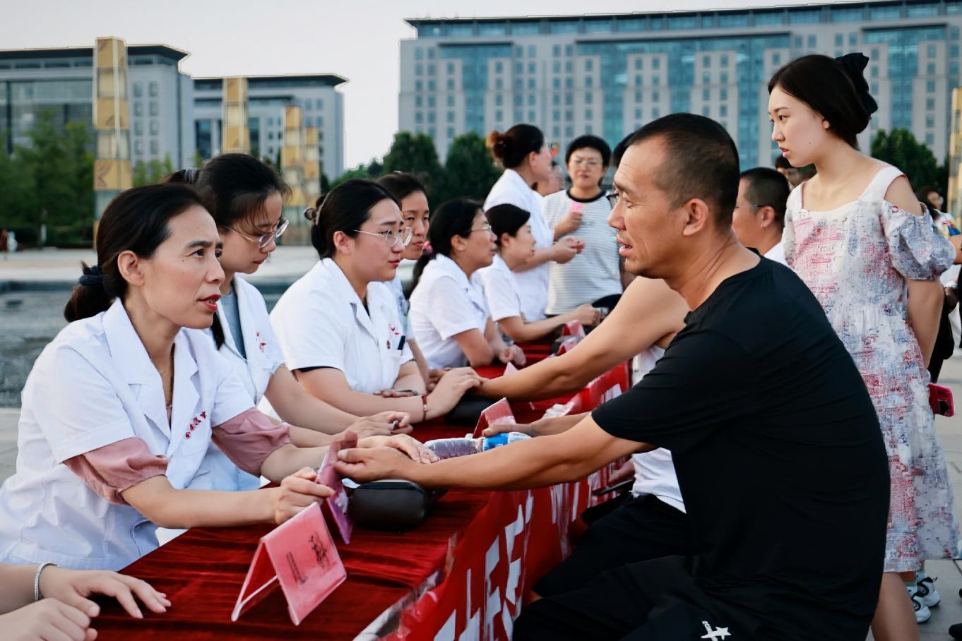 丰南区中医人才为市民问诊。孟东红摄