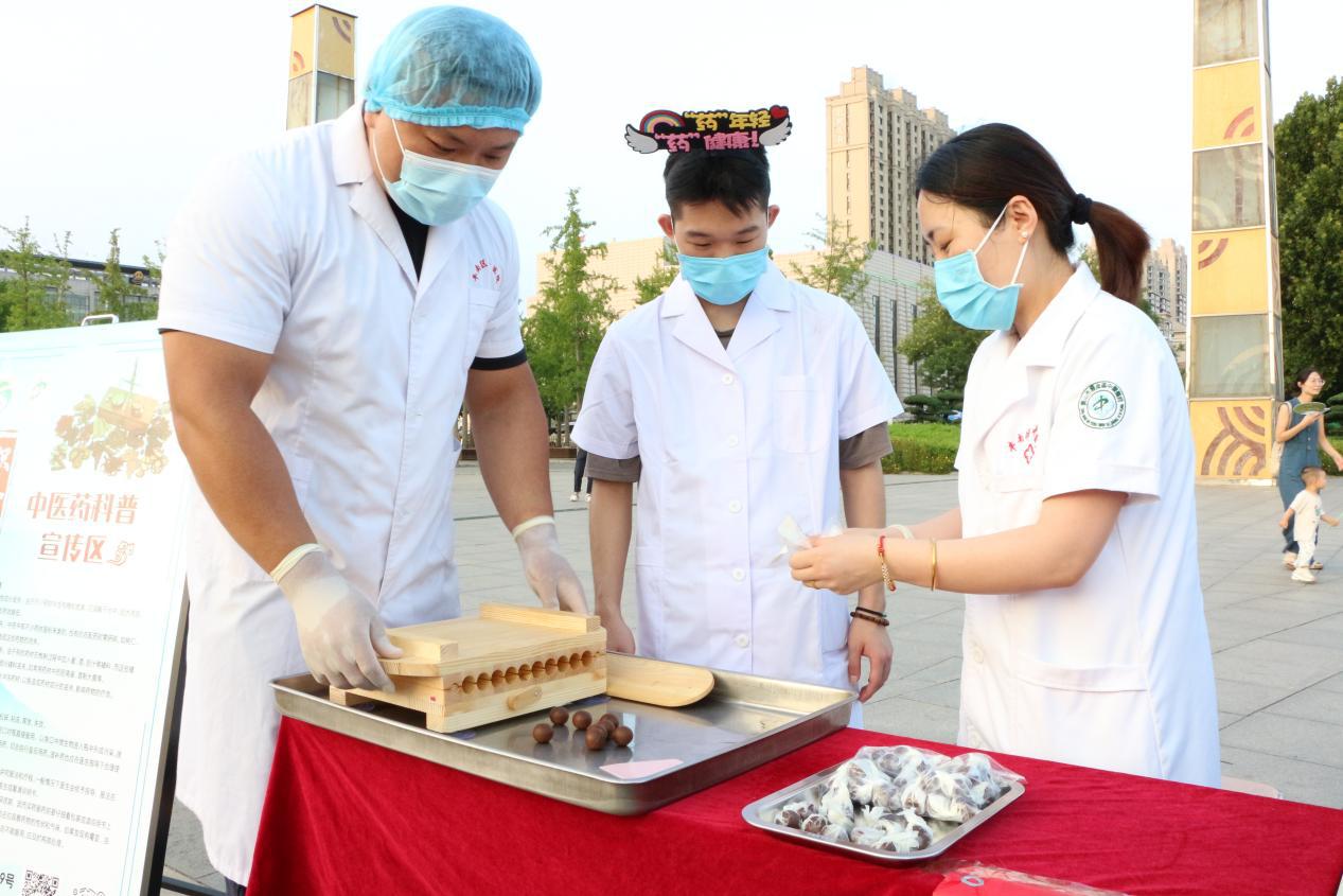 丰南区中医院药剂师们现场制作山楂丸。张宁摄