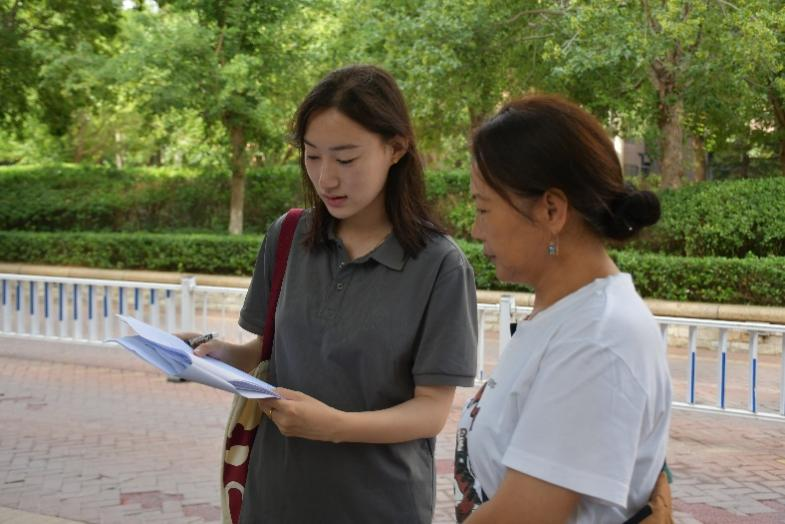 调研实践团在森林逸城社区开展调研。