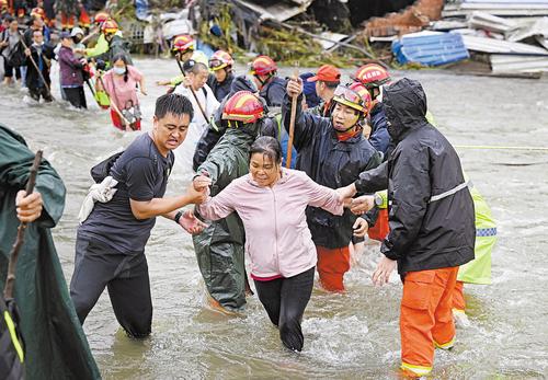 7月29日，河北消防救援队在滦平县马营子满族乡转移群众。 本报见习记者 张昊摄