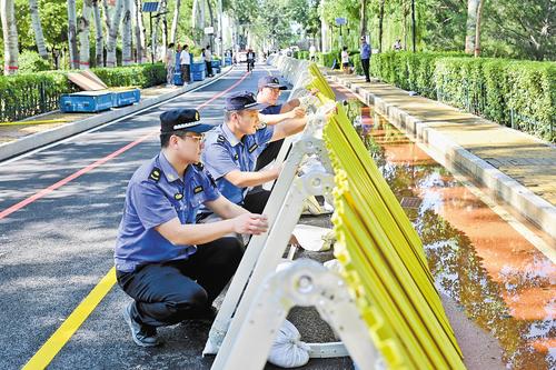 7月29日，三河市泃河岸边，工作人员巡防加固防洪子堤。本报记者 焦磊摄