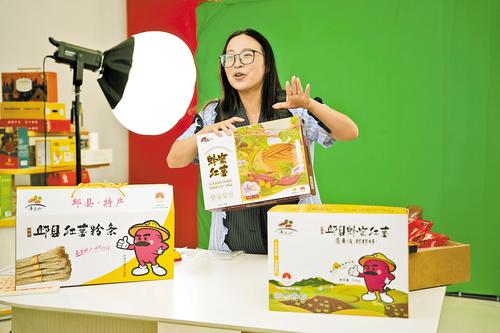 7月22日，中原（邱县）食品网批基地，一位主播正在直播带货。