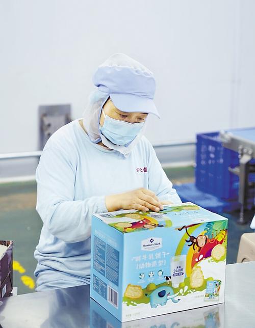7月21日，位于邱县的河北味盟生物科技食品有限公司包装车间内，工人正在打包产品。