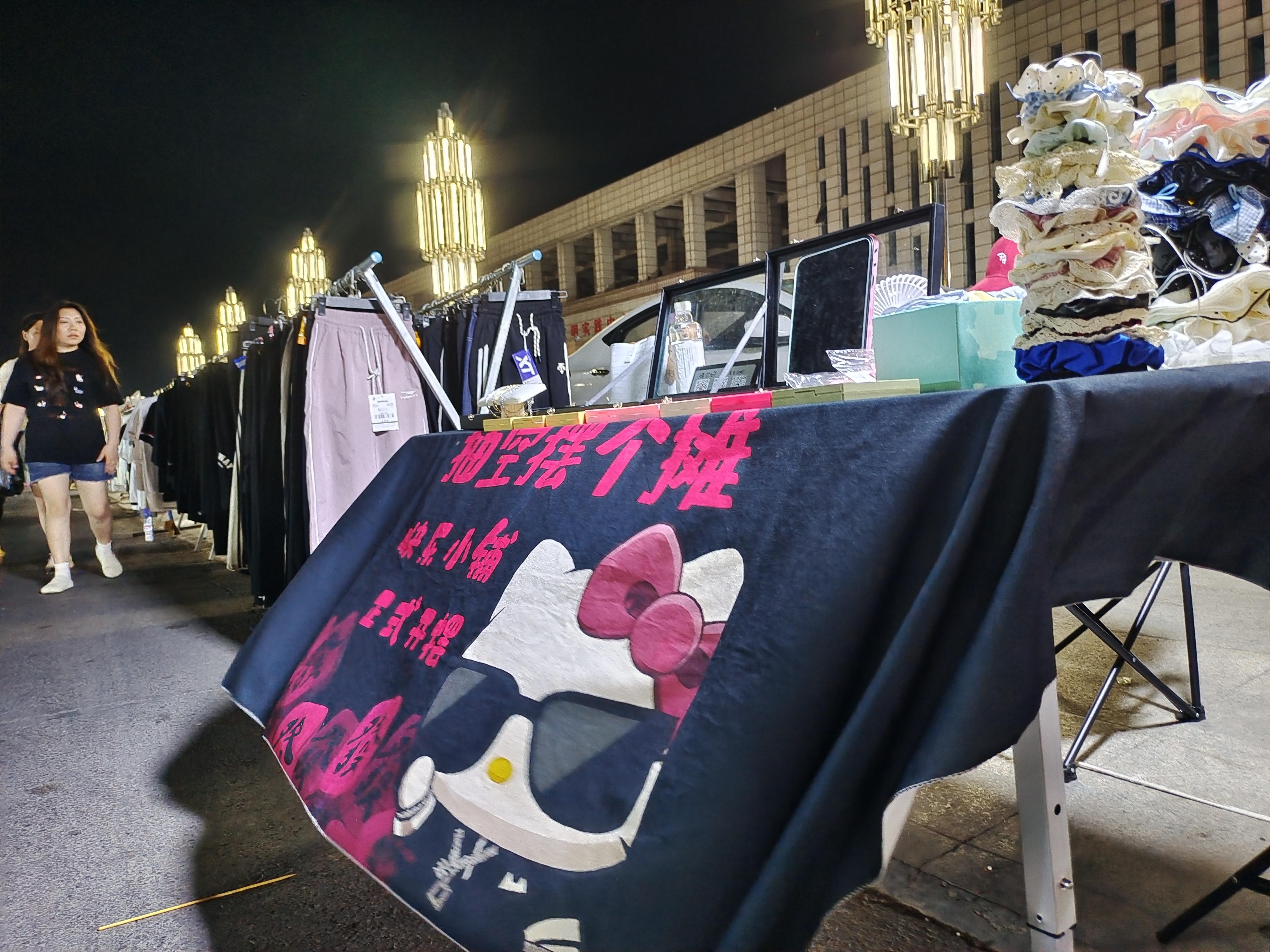 东湖夜市里的手工发圈摊位。孙雨晴摄