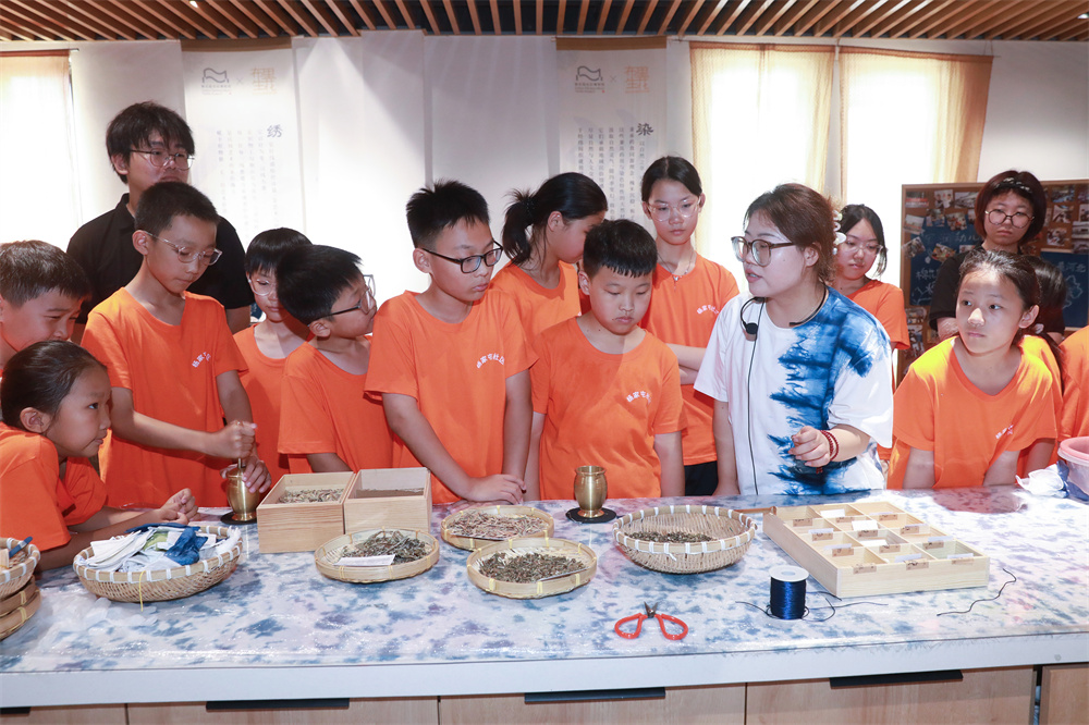 带领孩子研学草木染非遗。沈齐摄
