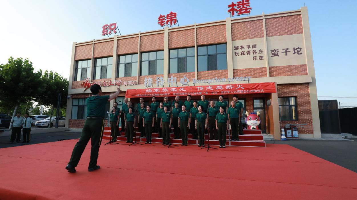 胥各庄庆“八一”文艺演出现场。张良摄
