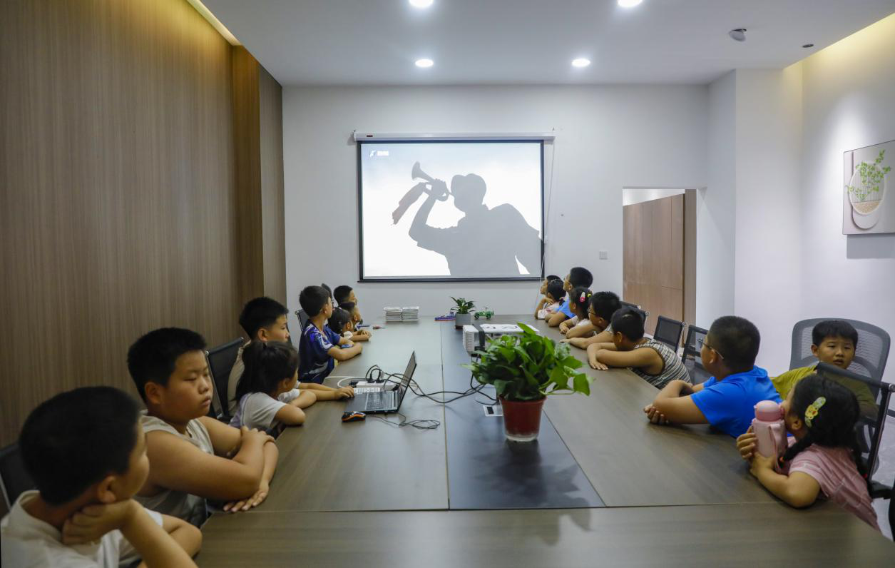 嘉诚尚郡社区小朋友观看红色影片。陈军摄