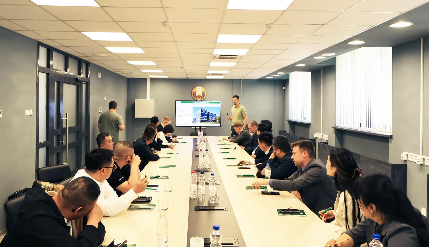 企业家代表与白俄罗斯工商会进行座谈交流。赵华靖摄