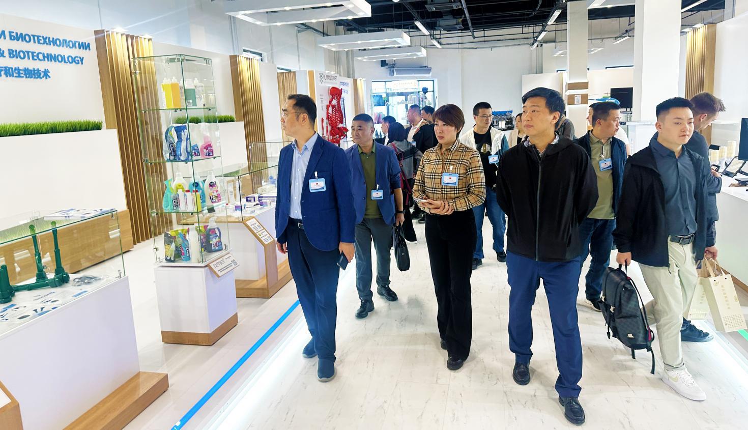 出访团在白俄罗斯中白工业园参观。吴迪摄