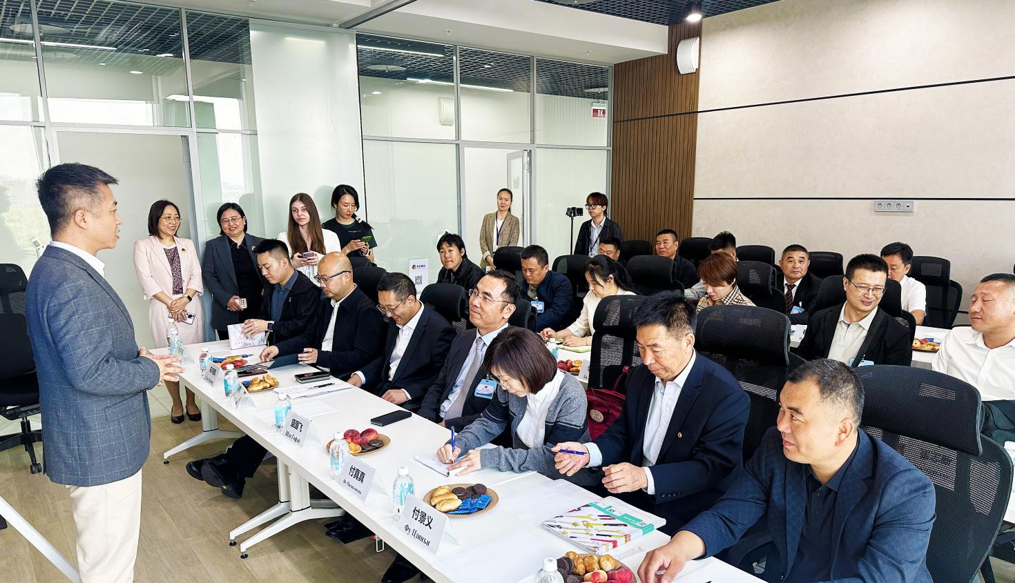 出访团在俄罗斯进行工业品跨境对接。赵华靖摄