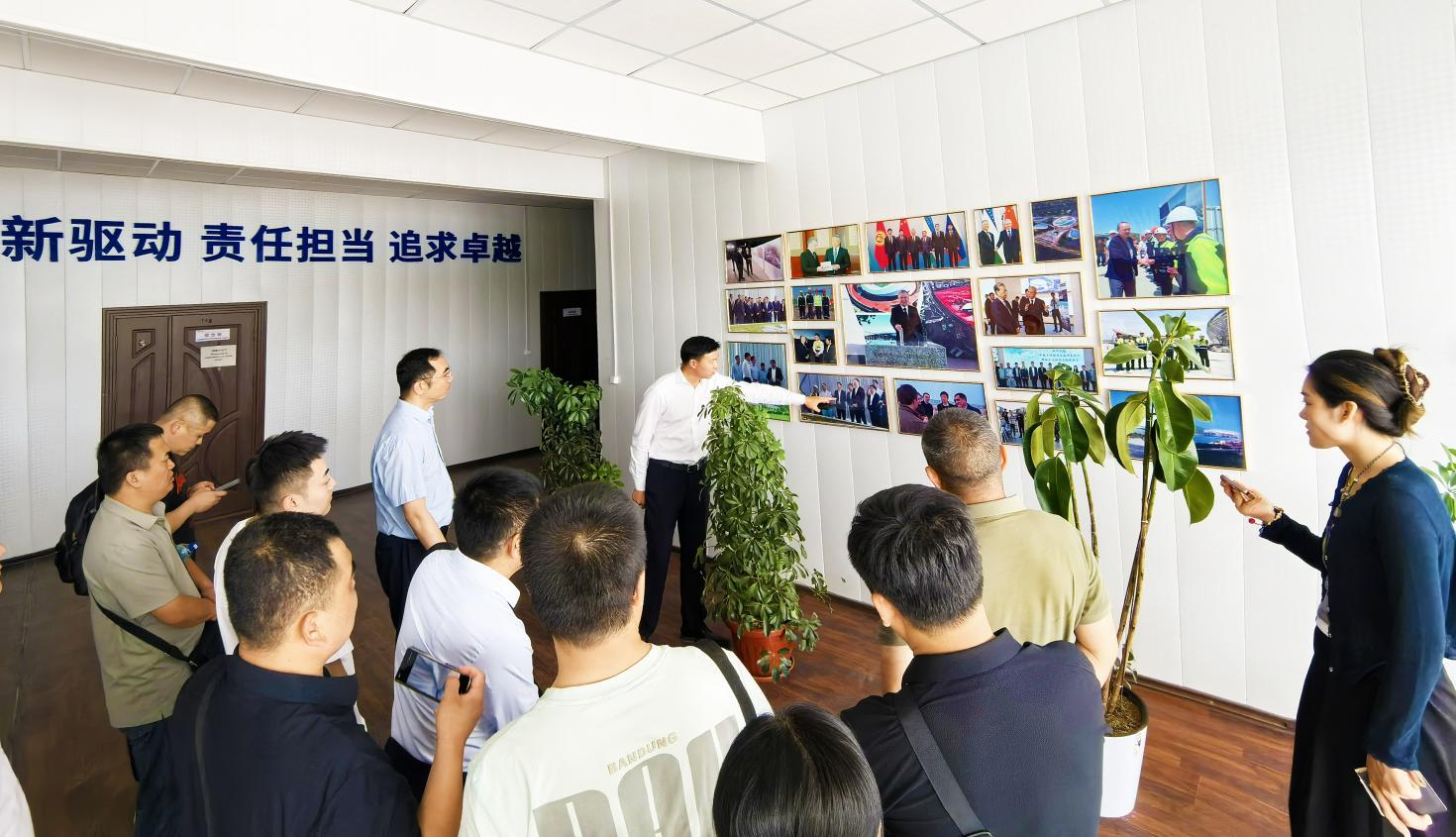 出访团在乌兹别克斯坦参观奥林匹克城建设。吴迪摄