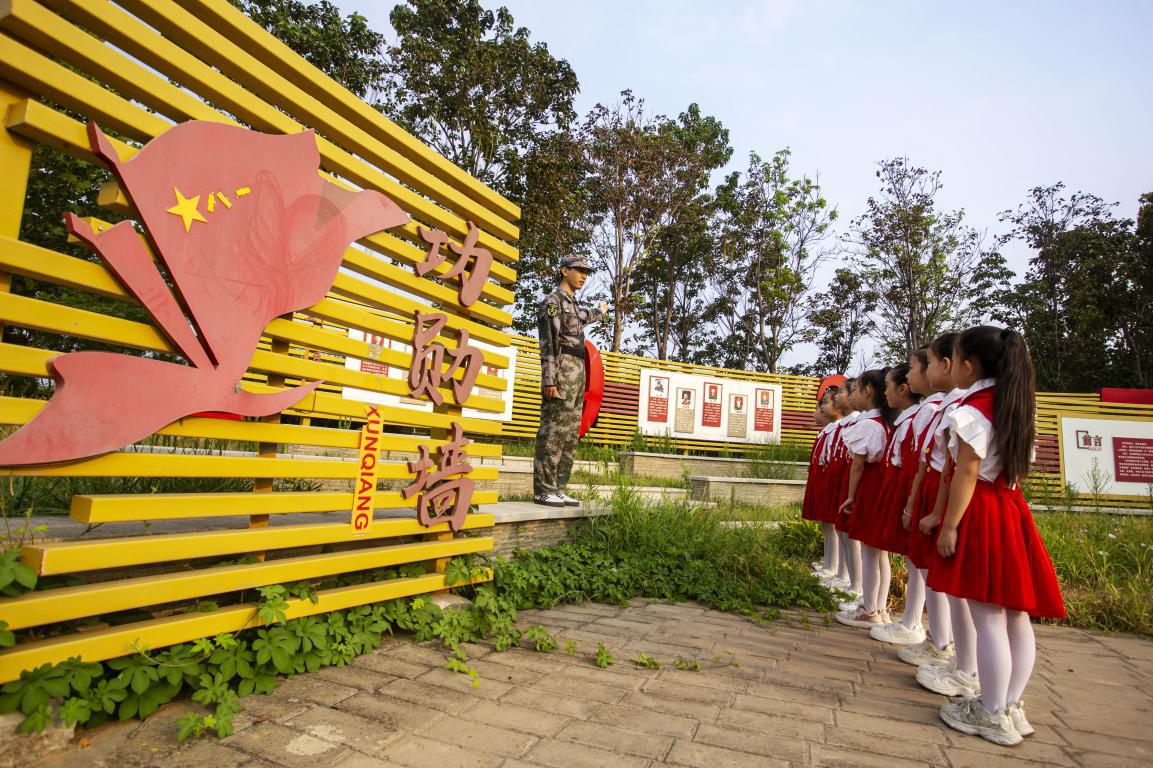讲解员为学生讲解功勋墙新时代立功受奖的人民解放军英雄事迹。聂长青摄