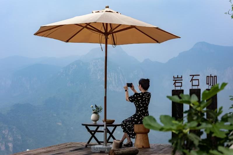 游客在管陶乡岩角村拍照打卡。李树锋摄